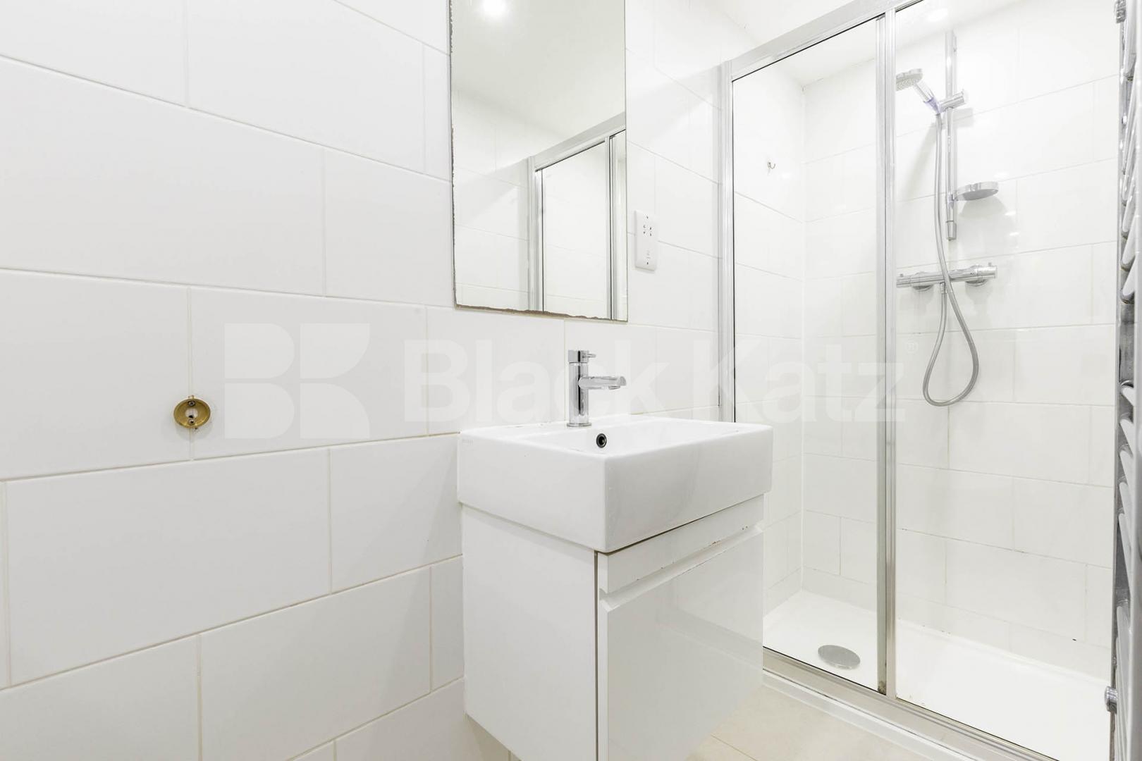 Modern apartment Fairhazel Gardens, South Hampstead